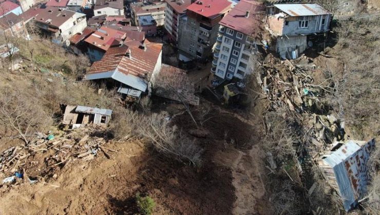 Artvin’de sel felaketi! ‘Binadakileri taş atarak uyandırdık’