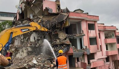 Büyükçekmece’de riskli olan 4 bloklu sitenin yıkımına başlandı