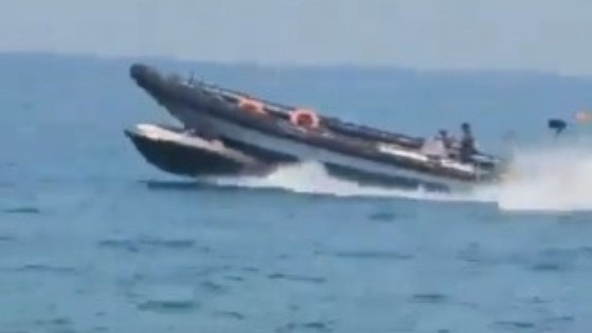 İspanyol jandarması, kaçak göçmen taşıyan tekneyi üzerinden geçerek durdurdu