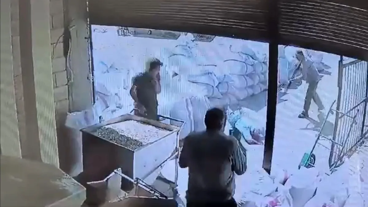 2 kişinin öldüğü saldırının görüntüleri ortaya çıktı: Çalışana uzun namlulu silahla kurşun yağdırdı!